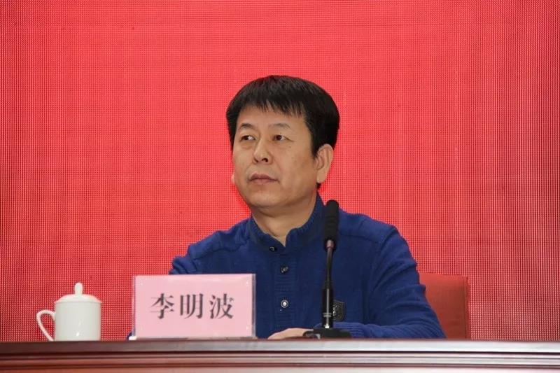 李明波报告增补副会长单位 以及通报新入会单位和不再担任相应职务的